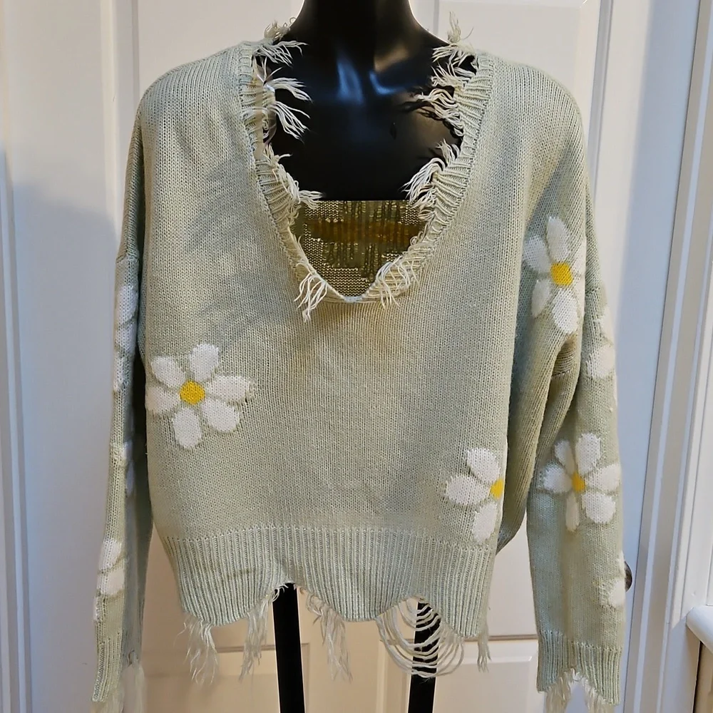 POLLY & ESTHER Frayed Daisy Cropped Sweater - M